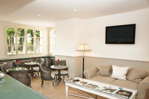 salon z kanapą i stołem w obiekcie Relais Villa Valfiore w mieście San Lazzaro di Savena
