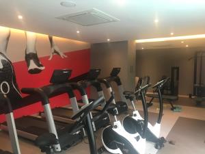 The fitness centre and/or fitness facilities at Suites Metrô Luz