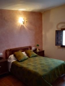 een slaapkamer met een bed met 2 kussens erop bij Masico Santana in Todolella