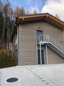 un bâtiment avec un escalier sur son côté dans l'établissement Ferienwohnung Preisinger, à Oberammergau