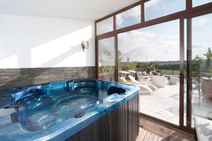 eine Whirlpool-Badewanne in einem Haus mit Terrasse in der Unterkunft Villa Castello Rausch in Poreč