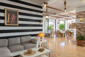 una sala de estar con sofá y una pintura en la pared en Panorama Hotel, en Gennadi