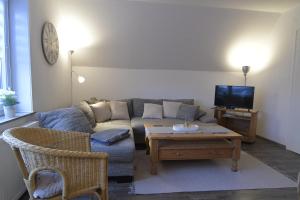 ein Wohnzimmer mit einem Sofa und einem Couchtisch in der Unterkunft Kleine Ferienwohnung Bederkesa in Bad Bederkesa