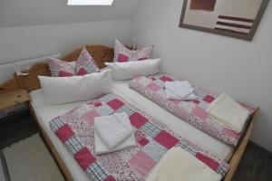 two beds with pillows and a quilt on them at Kleine Ferienwohnung Bederkesa in Bad Bederkesa