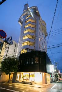 un edificio alto al lado de una calle en Hotel A'bant Shizuoka en Shizuoka