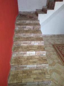 Tamoios的住宿－Casa de Praia / Cabo Frio，一间铺有瓷砖地板的客房里设有一套楼梯
