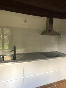 een keuken met een spoelbak en een aanrechtblad bij Casas Rurales Hermigua in Hermigua