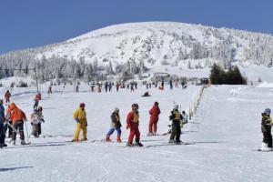 un groupe de personnes skier sur une piste de ski dans l'établissement Appartement 1 personne centre ville, au Puy-en-Velay