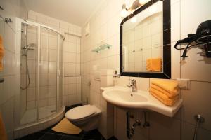 A bathroom at Wellness-Pension Jagahütt'n