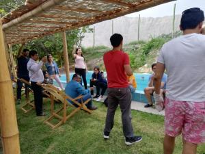 Un groupe de gens autour de l'herbe dans l'établissement Hotel Quilla Wasi, à Lunahuaná