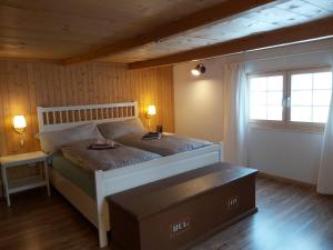 um quarto com uma cama grande com duas bandejas em Tgèsa Felici em Sedrun