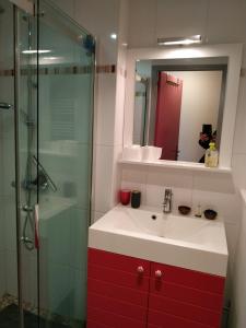 グランカン・メジーにあるL atelierのバスルーム(洗面台、ガラス張りのシャワー付)