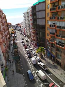 ulica miejska z samochodami zaparkowanymi na ulicy w obiekcie El Electron Parking Gratuito w mieście Santa Cruz de la Palma