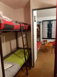 um quarto com 2 beliches e uma porta em Studio Sainte Marie De Campan em Sainte-Marie-de-Campan