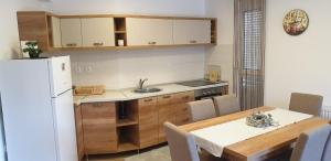 A kitchen or kitchenette at Apartman Mina Divcibare