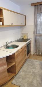 A kitchen or kitchenette at Apartman Mina Divcibare