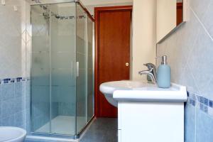 ein Bad mit einem Waschbecken und einer Glasdusche in der Unterkunft The Good Place B&B in Rom