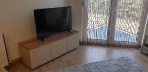 A television and/or entertainment centre at Apartman Mina Divcibare