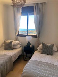Ein Bett oder Betten in einem Zimmer der Unterkunft Luxurious duplex penthouse with golf and sea views