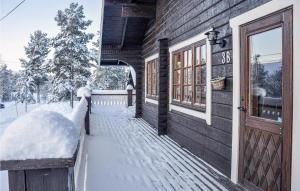 eine Veranda eines schneebedeckten Hauses in der Unterkunft Beautiful Home In Slen With House A Mountain View in Sälen
