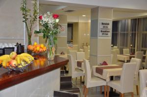 ベオグラードにあるホテル ゼデル ガルニのロビーには果物と花を飾ったテーブルがあります。