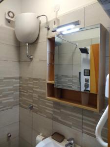 ein Bad mit einem Waschbecken und einem Spiegel in der Unterkunft Casa Giovy in Roccaraso