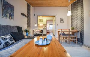 エーベルトフトにあるBeautiful Apartment In Ebeltoft With Kitchenのリビングルーム(ソファ、木製テーブル付)