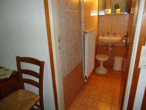 a small bathroom with a toilet and a sink at Ενοικιαζόμενα δωμάτια "ΟΛΓΑ" in Loutra Ipatis