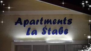 Znak z napisem "Apartamenty la State na budynku" w obiekcie Apartments "La Štabe" - Kruševo w mieście Kruszewo