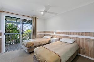 2 Betten in einem Zimmer mit Balkon in der Unterkunft Shifting Sands in Point Lookout