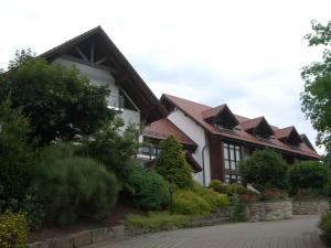 una casa grande con techo de gambrel en Landhaus Ehrengrund, en Gersfeld