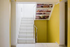 uma escada numa casa com uma revista na parede em ica wasi hostel em Ica