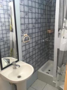 a bathroom with a sink and a shower and a tub at Hospedaje Lago Llanquihue in Llanquihue