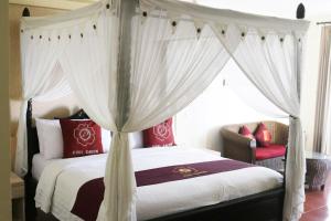 
Puri Saron Hotel Baruna Beach Lovinaにあるベッド
