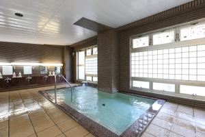 山之內的住宿－滋賀山酒店，大楼内的大型室内游泳池
