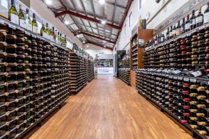 汽车旅馆内部或周边的超市或其他商店