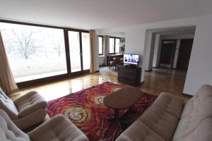 ein Wohnzimmer mit einem Sofa, einem Tisch und einem TV in der Unterkunft Apartment Nowiniarska near the Old Town in Warschau