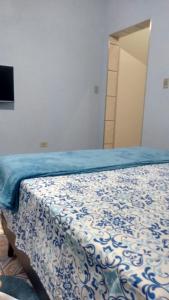 Tempat tidur dalam kamar di Quarto familiar, aeroporto Guarulhos