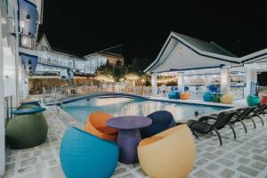 Bazén v ubytování Santiago Cove Hotel and Restaurant nebo v jeho okolí