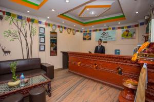 加德滿都的住宿－Hotel Happy Home or Mudkhu Durbar，现职人员在现金柜台处