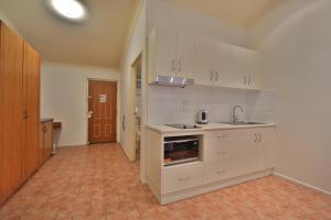 Cucina o angolo cottura di Emerald Explorers Inn