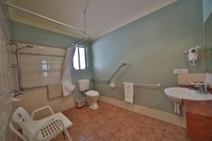 un bagno con lavandino e WC di Emerald Explorers Inn a Emerald
