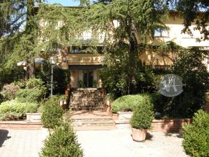 a house with a tree in front of it at Villa Ambrosina in Impruneta