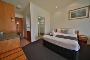 Letto o letti in una camera di Emerald Explorers Inn