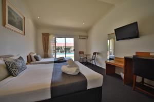 TV o dispositivi per l'intrattenimento presso Emerald Explorers Inn