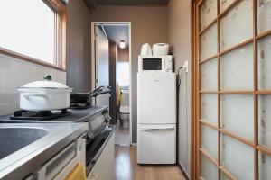 東京にあるKamiya TK Building 302のキッチン(白い冷蔵庫、コンロ付)