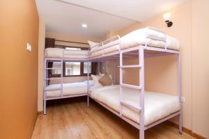Łóżko lub łóżka piętrowe w pokoju w obiekcie Holiday Hostel