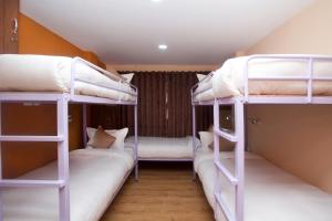 Rúm í herbergi á Holiday Hostel