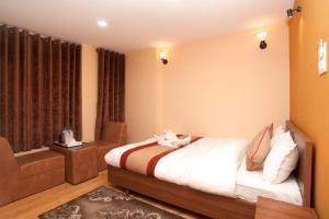 Rúm í herbergi á Holiday Hostel