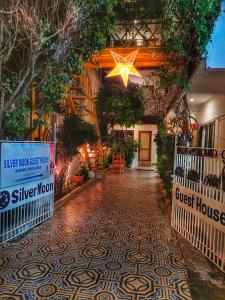 un corridoio di un edificio con una stella sul soffitto di Silver Moon Guest House a Mamallapuram